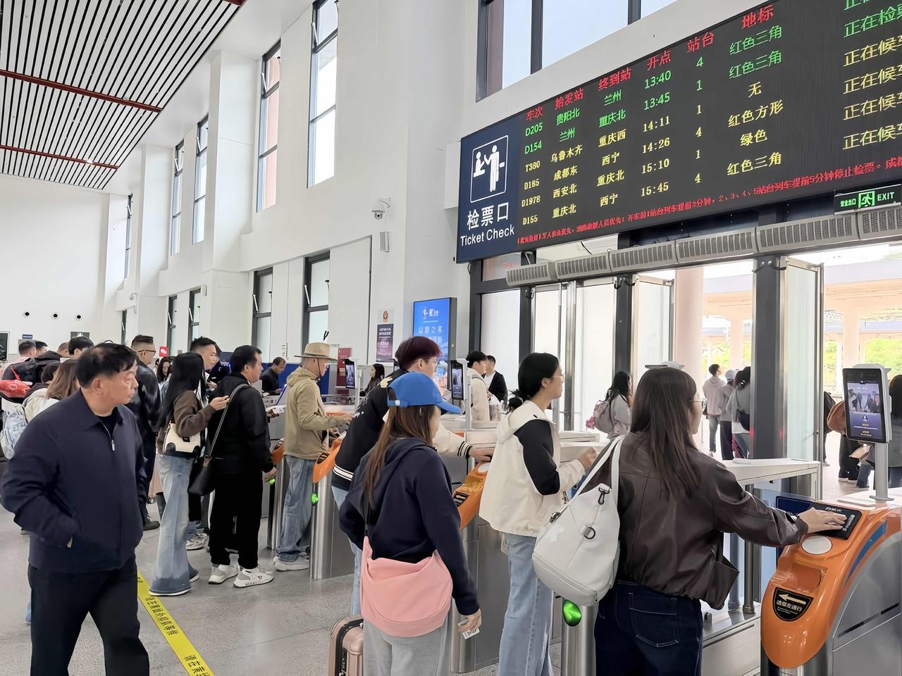 ［快讯］端午小长假三天，阆中火车站累计到发旅客2.8万人次，铁路部门加开临时列车