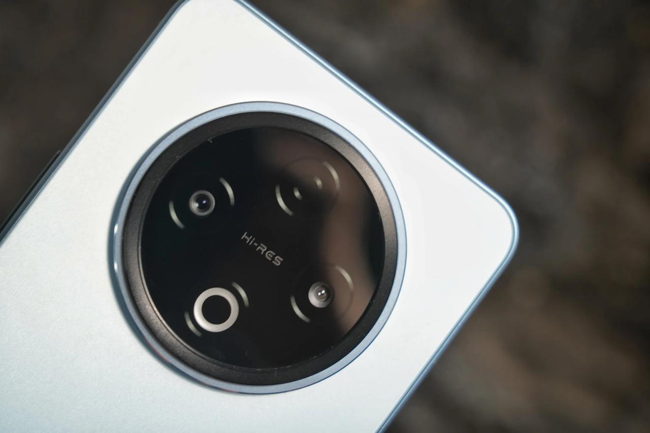 乍一看vivo Y500，还真有点vivo X200系列的味道。

已知配置：
