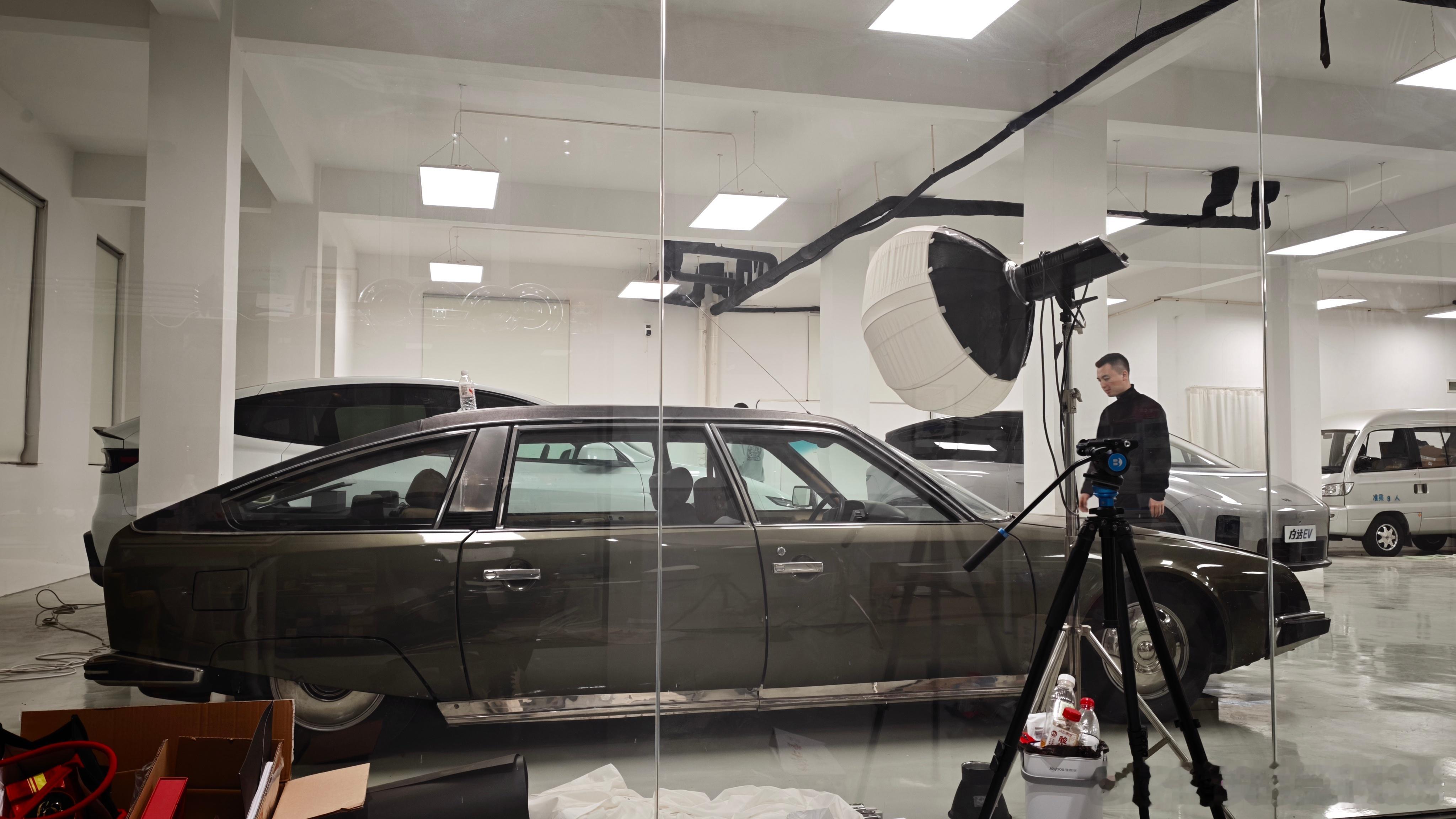 又是个加班拍摄的夜晚，今天拍一集我一直想拍的双车对比。 ​​​