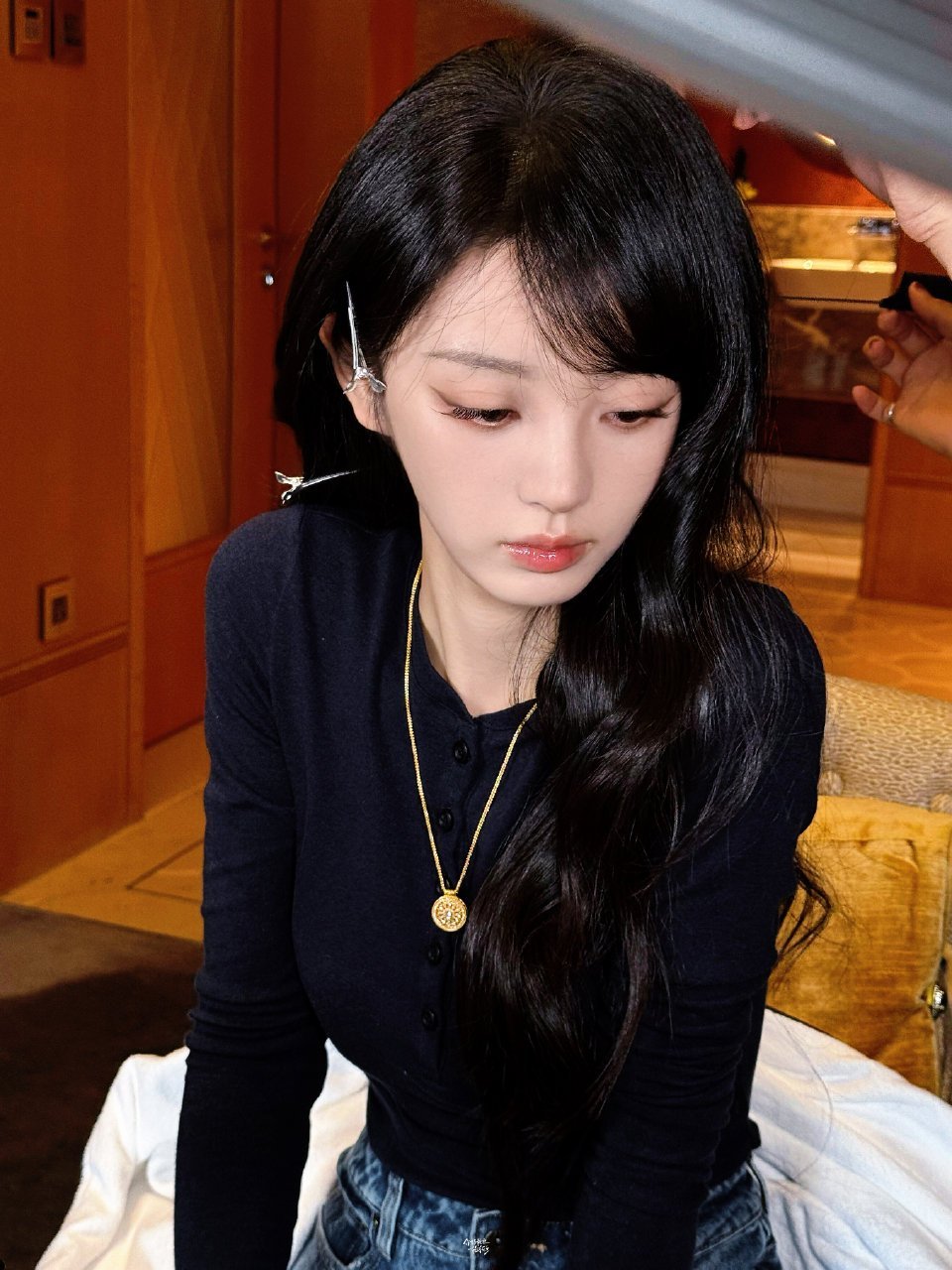 田曦薇妆发田曦薇蓬松卷发与标志齐刘海，勾勒出东方“巴掌脸”的灵动神韵；一袭黑大衣