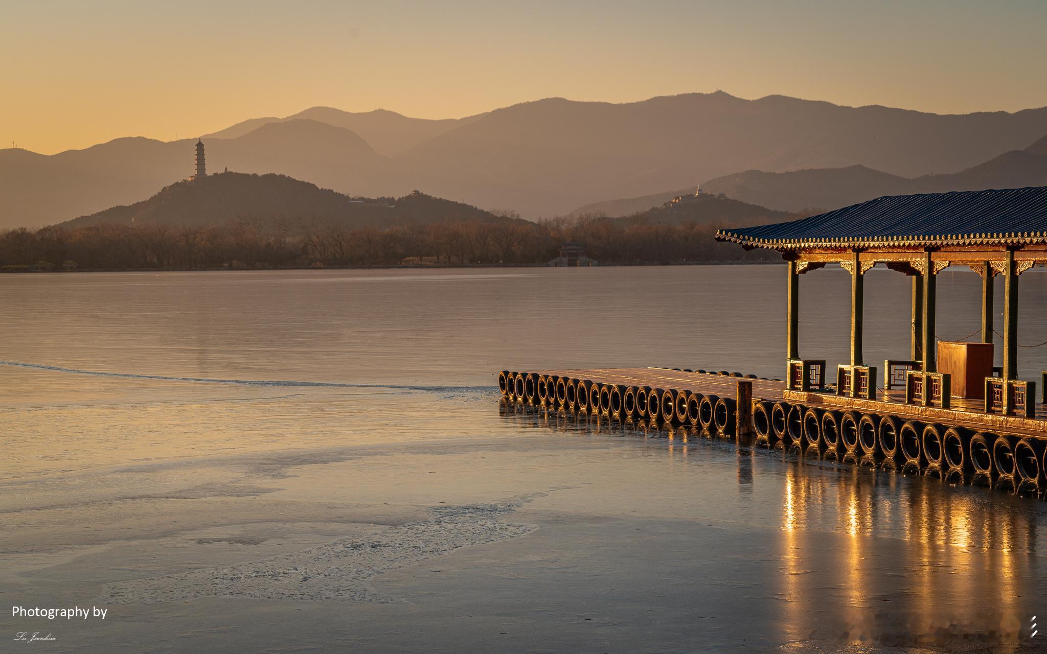 🌅【颐和园的冬日恋歌】冬日里的颐和园，夕阳西下时分的美景如诗如画，令人陶醉。在