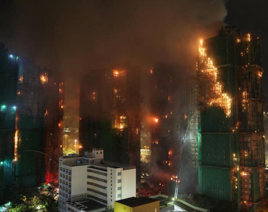 香港大埔那场大火太惨痛了，44人遇难、45人受伤，还有279人失联。这么大的伤亡