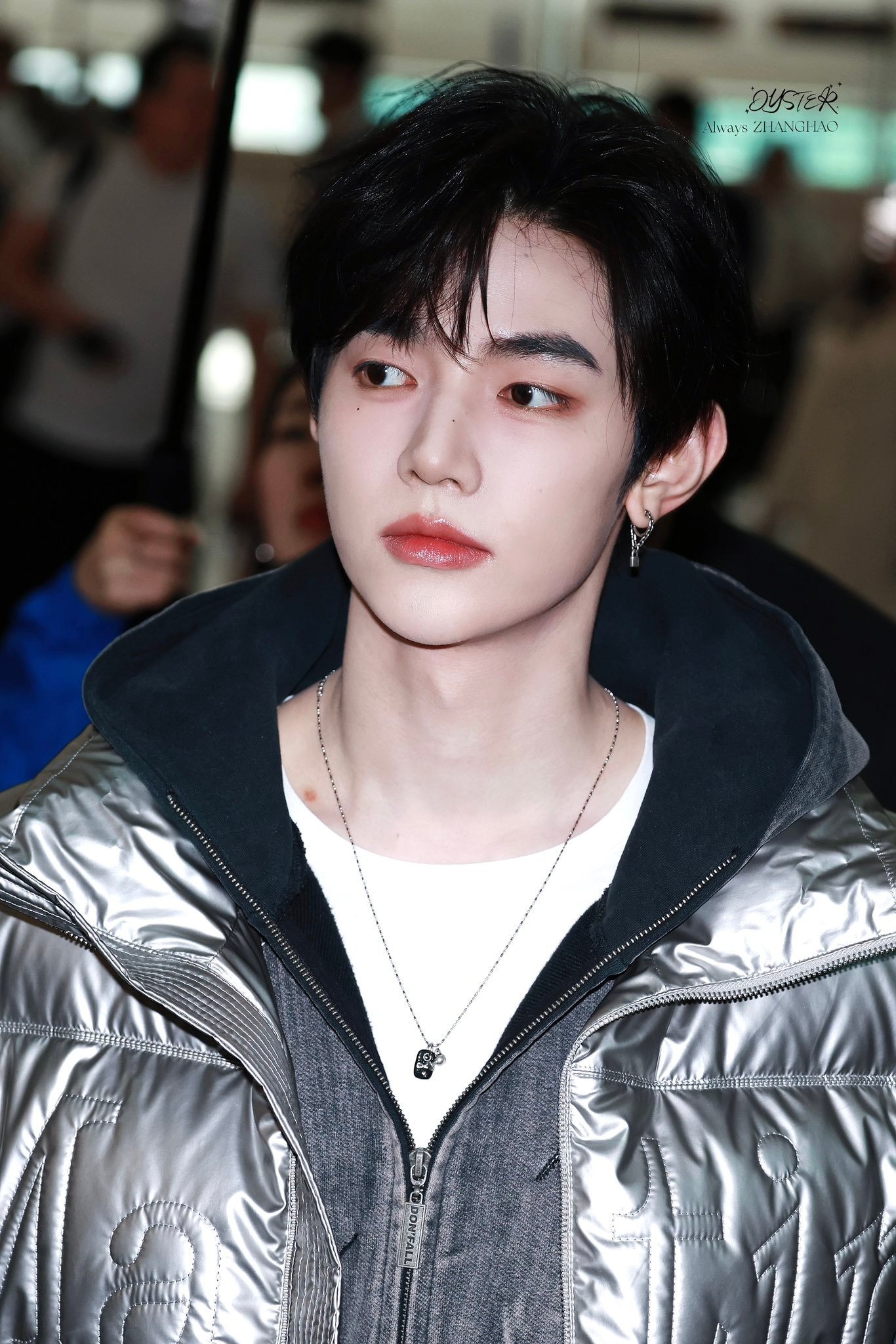 章昊一身复古牛仔套装叠搭太空灰马甲启程回国将出席微博之夜，期待他的精彩亮相🥳 