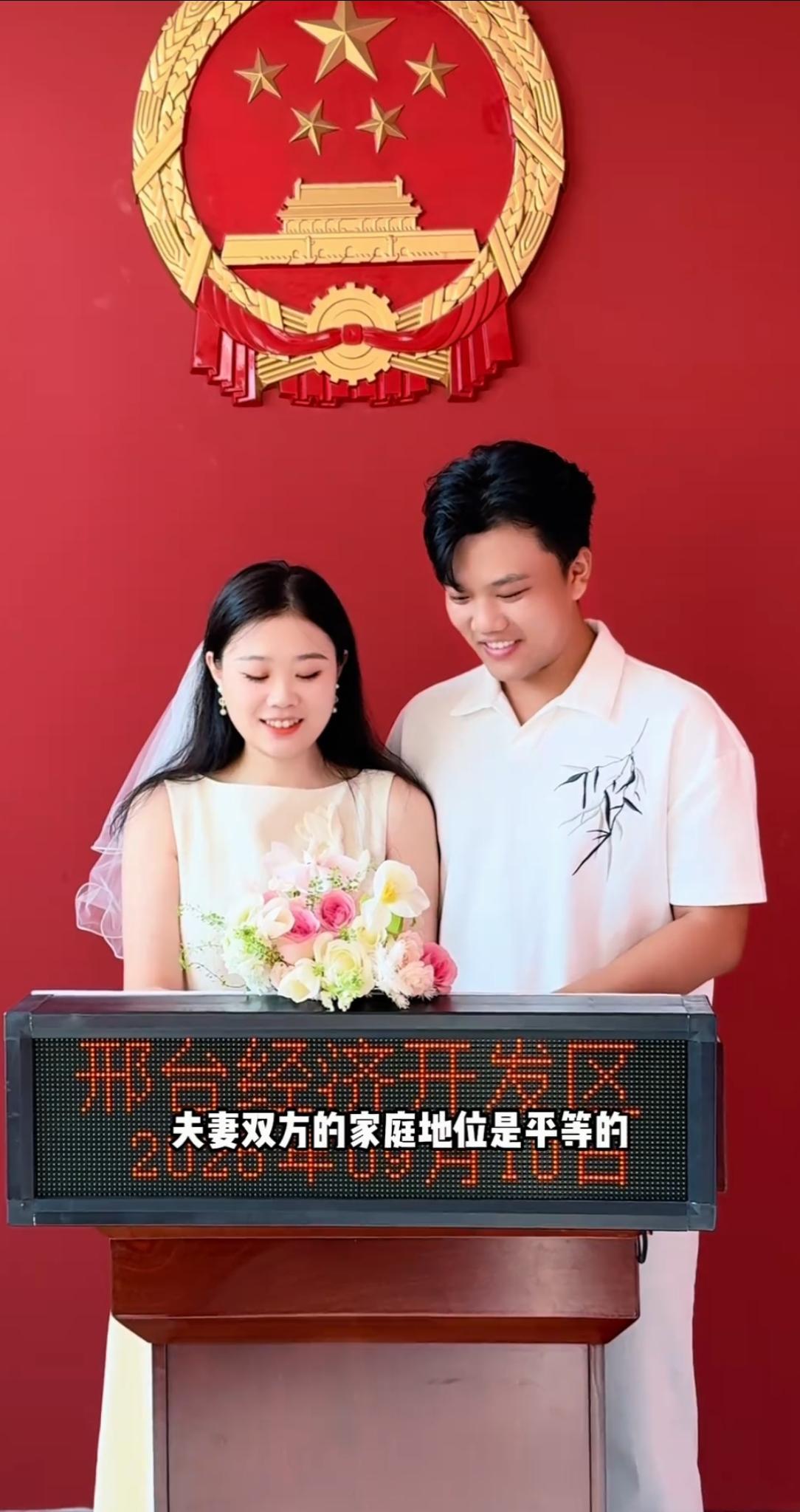 解清帅和于正正在今天领证了。

他们选择今天领证应该是精心考虑过的。今天是教师节