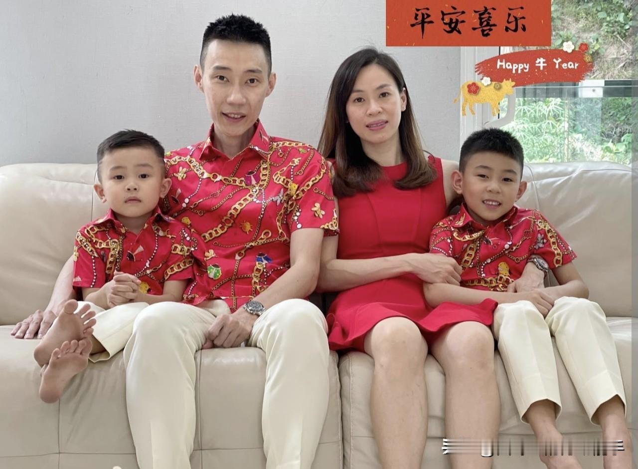 马来西亚羽毛球名将李宗伟一家拍摄的牛年新春家庭照。李宗伟和妻子黄妙珠都是华裔，祖