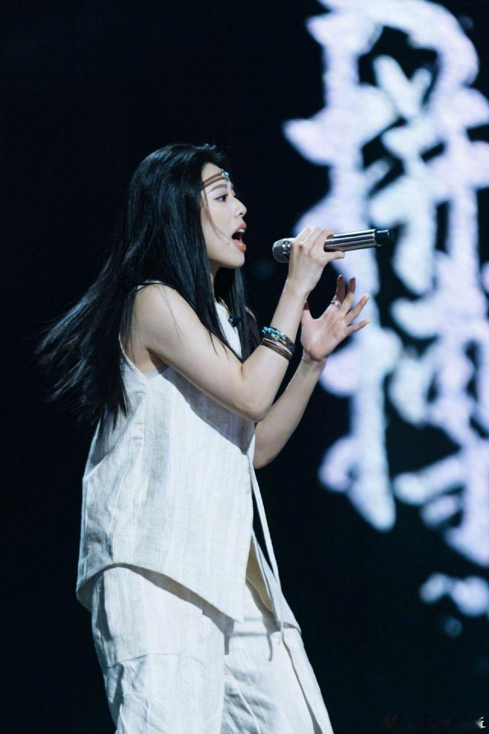 幸儿内娱独一份的野草系歌手 谁还没听幸儿在《让我来唱》的舞台？她的嗓音像从荒野里