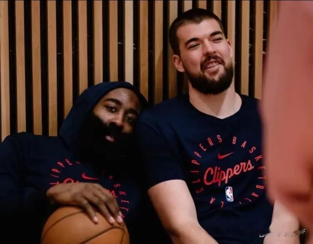 下一场，快船队该伤谁了？
祖巴茨伤了，洛佩兹打出来了。
哈登伤了，桑德斯也打出来