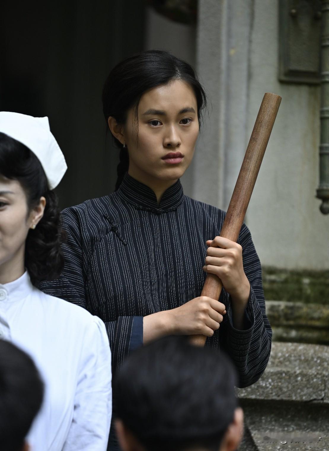 《沉默的荣耀》中，吴公馆的仆人阿兜，导演好几次把特写镜头给到她，这绝非偶然。因为