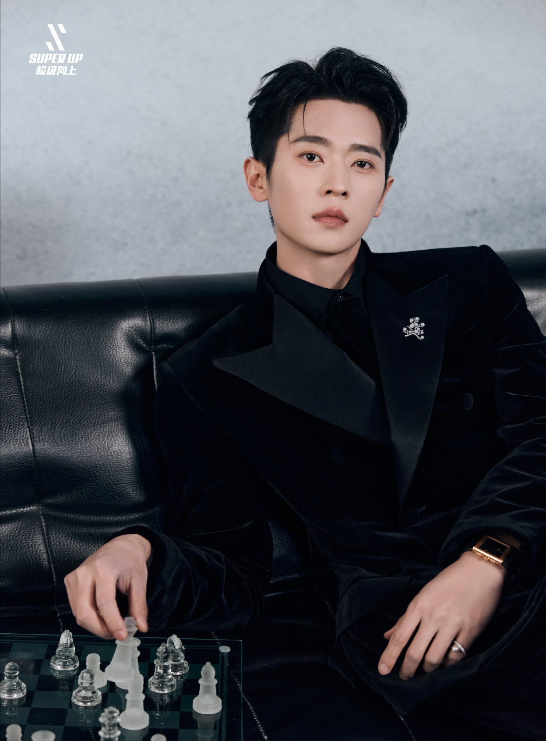 丞磊别盯了我快被帅晕了星光大赏丞磊鲨疯了！清隽眉眼配挺拔身形，抬眸自带执子对弈的