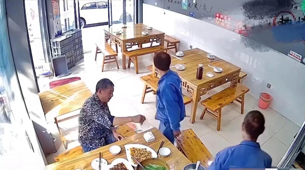 泪目。重庆，3名农民工去餐馆吃饭只点了2菜1汤，老板心头一软，特地多加了菜的份量