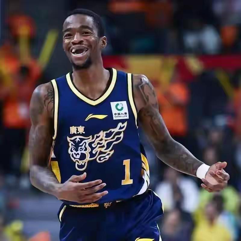 大家发现没，今天广东男篮正式取消了萨姆纳的注册，原因是他因伤赛季报销，需要返美进