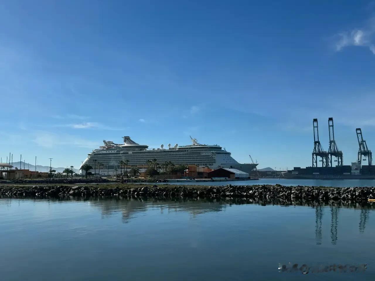 桂枝香·小竹墨西哥邮轮行
金波逐旅，正海阔天蓝，邮轮轻举。风拂罗裙影动，小竹欢处