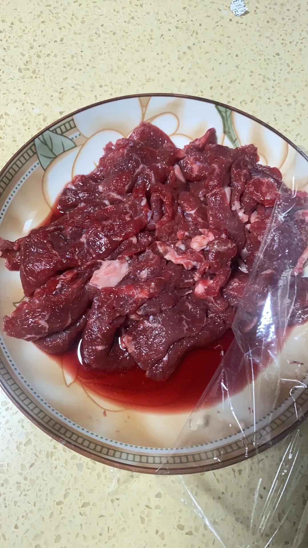 冰箱拿出来的牛肉，这都是血水吗，能不能吃，准备炒尖椒牛肉