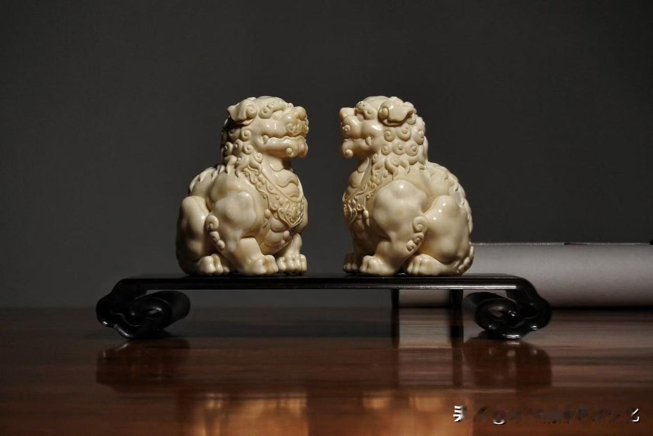 这一对瑞狮，不张扬，却很稳。

猛犸牙温润如玉，气息内敛，
狮身圆转有力，鬃毛起