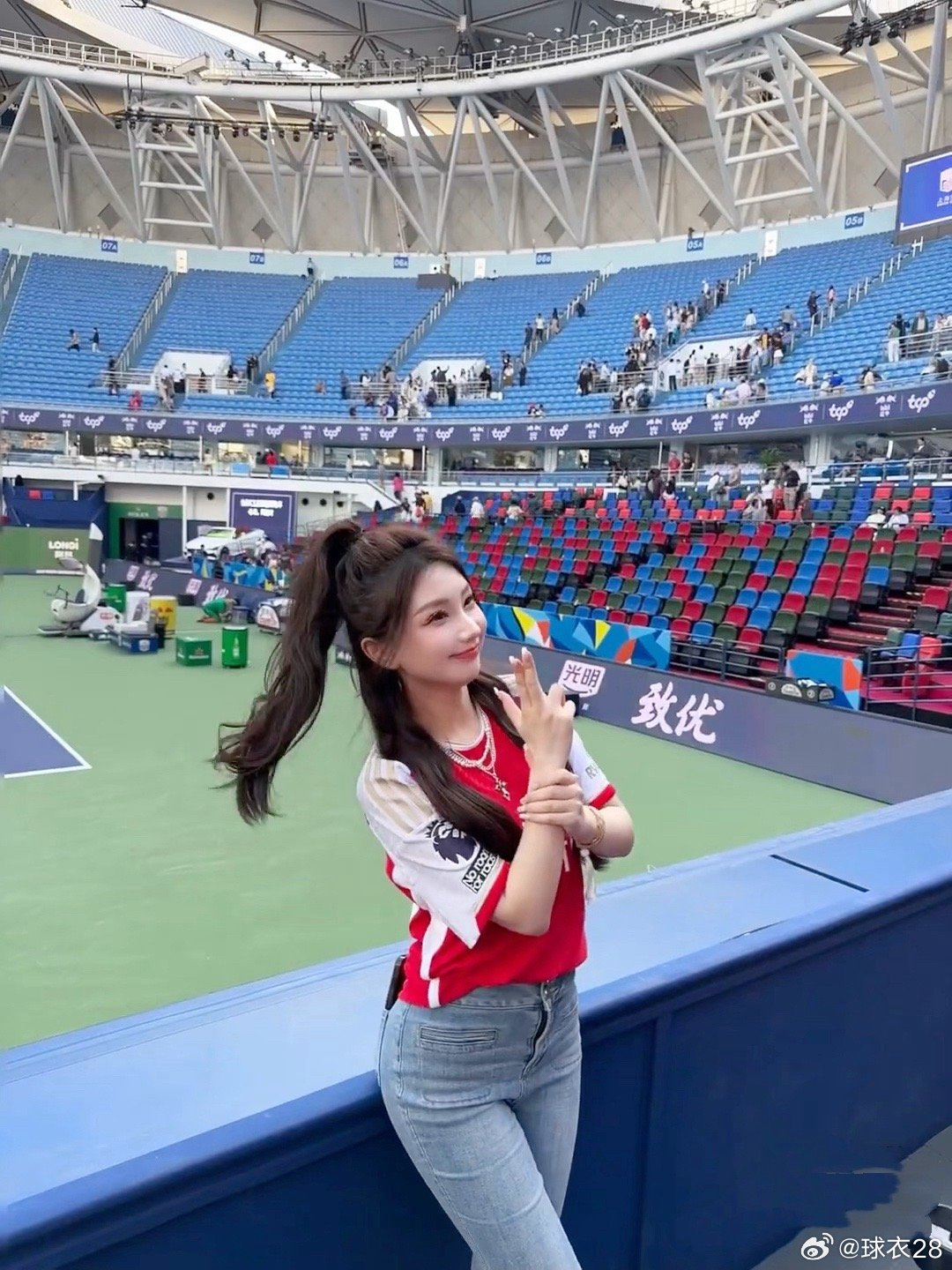 阿森纳找个机会跟巴萨踢个友谊赛呗