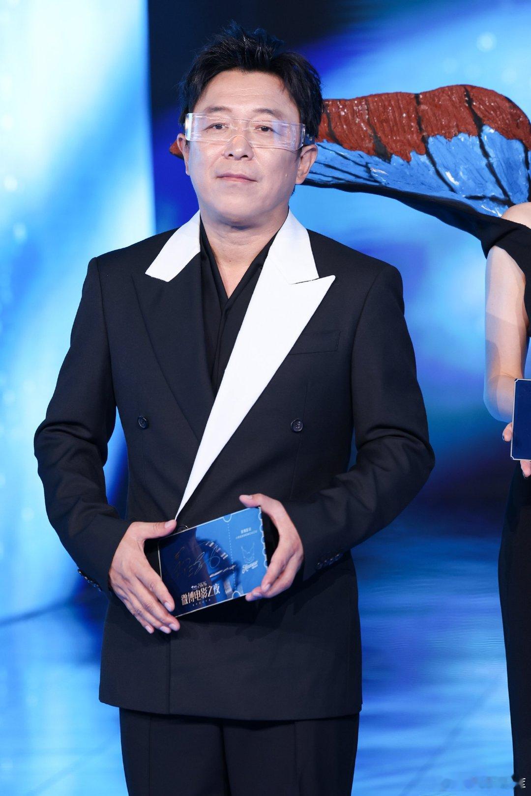 京东来微博电影之夜营业了2026微博电影之夜光影交织，萌趣JOY惊喜现身现场。场
