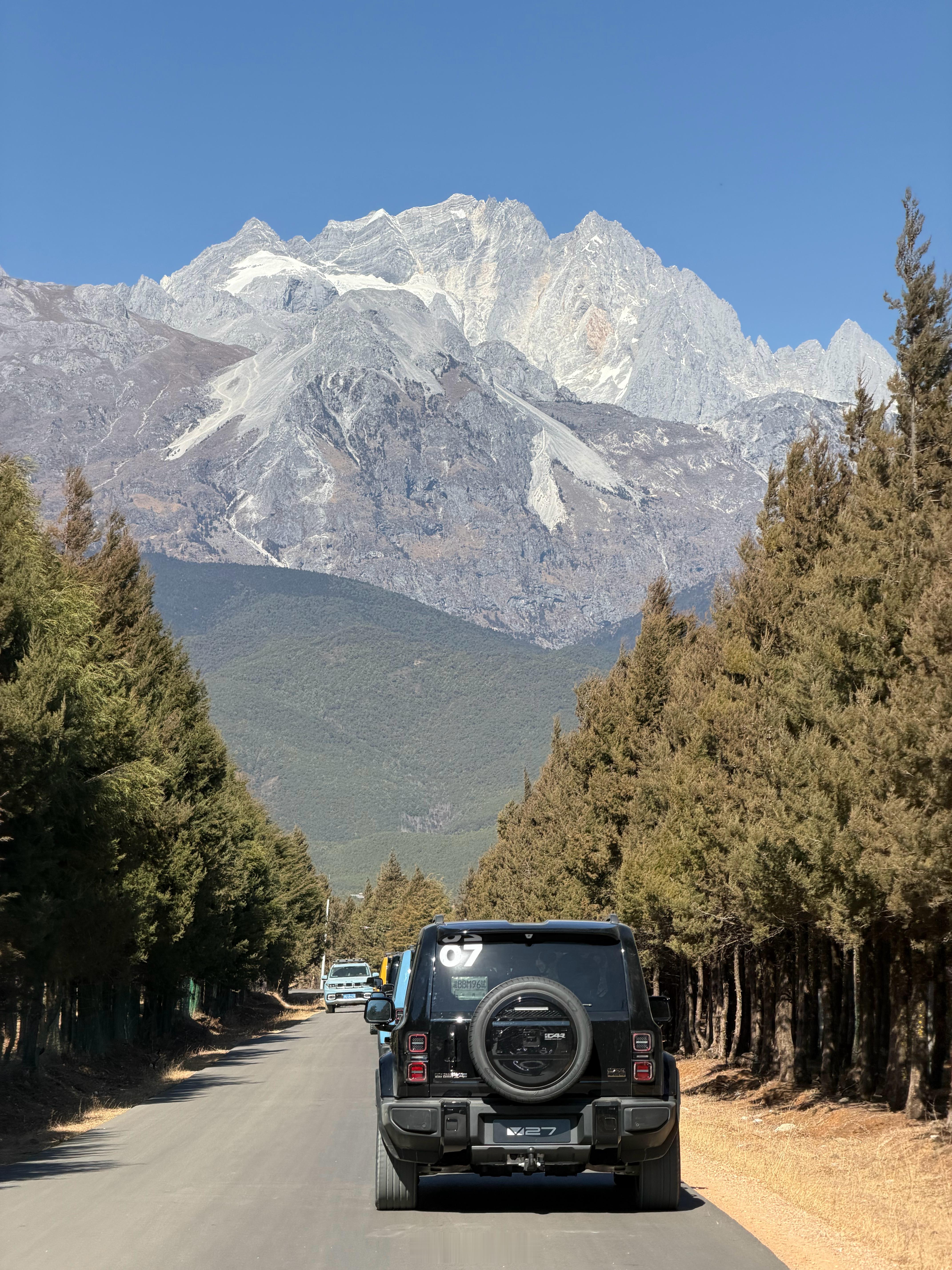 iCAR真会玩，挑的地方都特别顶级，看着玉龙雪山午餐v27全能硬派全家都爱 丽江