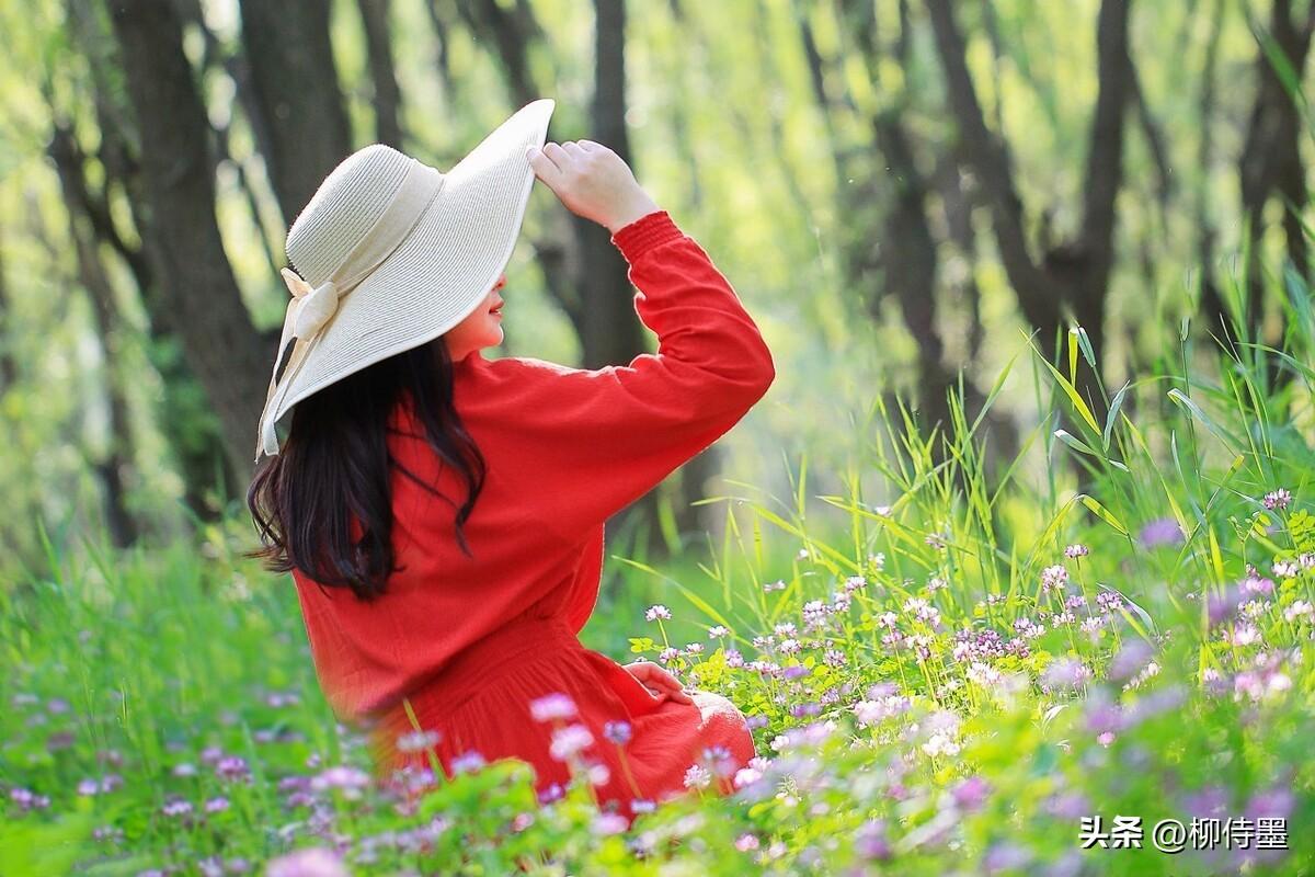 为什么很多中年姐姐，都会戴着帽子拍照呢？
我觉得至少有两个原因。
首先，女人的衰