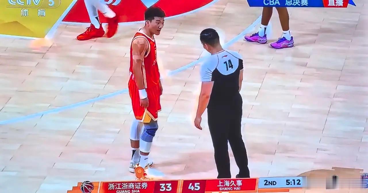 孙铭徽确实是有问题，几乎每个球只要吹他犯规就和裁判理论。而且动作显示他都伸手了。