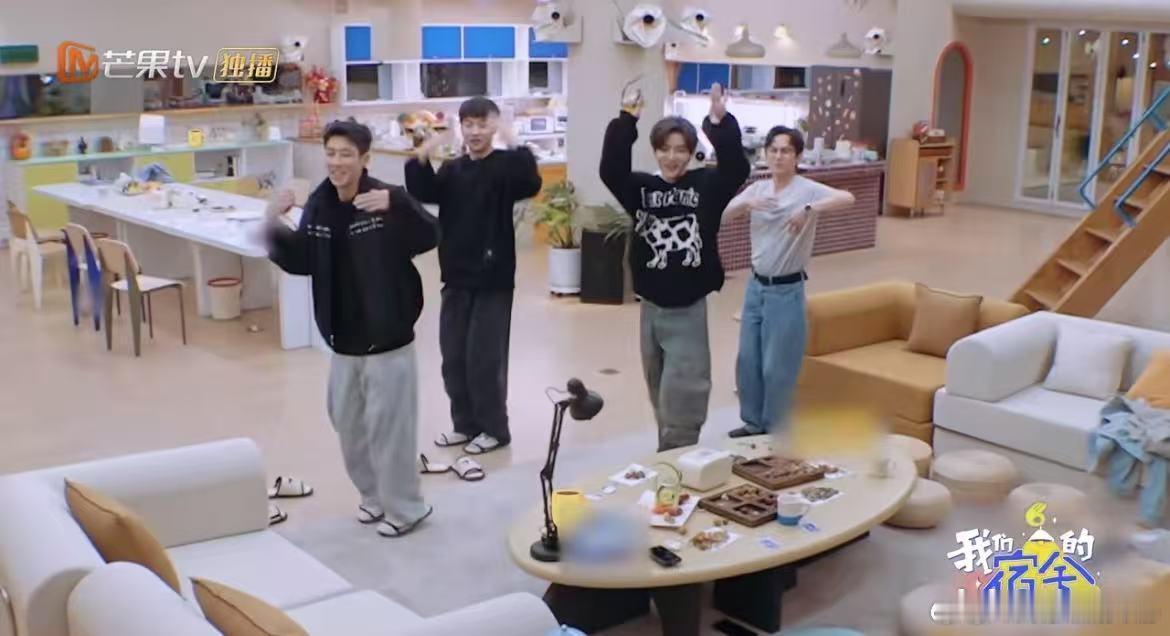 章昊领舞宿舍摇我们的宿舍章昊领舞宿舍摇也太有感染力了吧！简单动作被他跳出满满活力