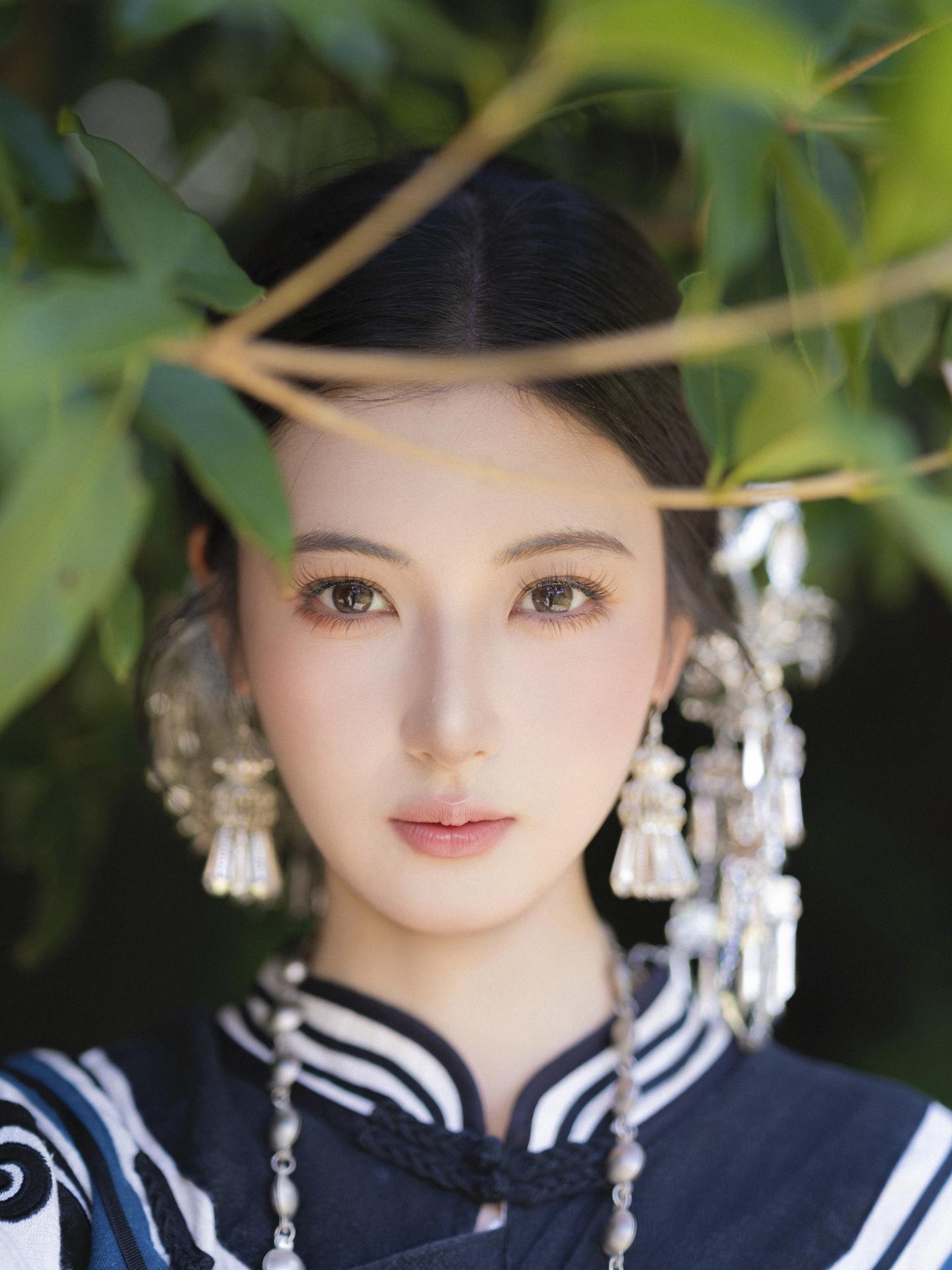 那些我在篁岭拍过的彝族。分享一组去年7月份拍的彝族 夏天的正中午，重新...