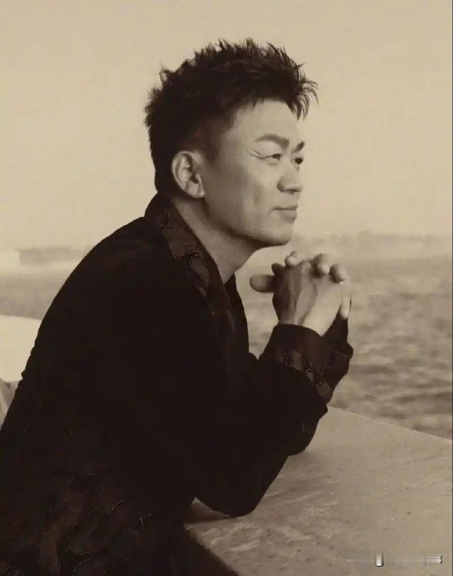 王宝强开着300万的大奔回村过年，看到村口的牌坊上写着