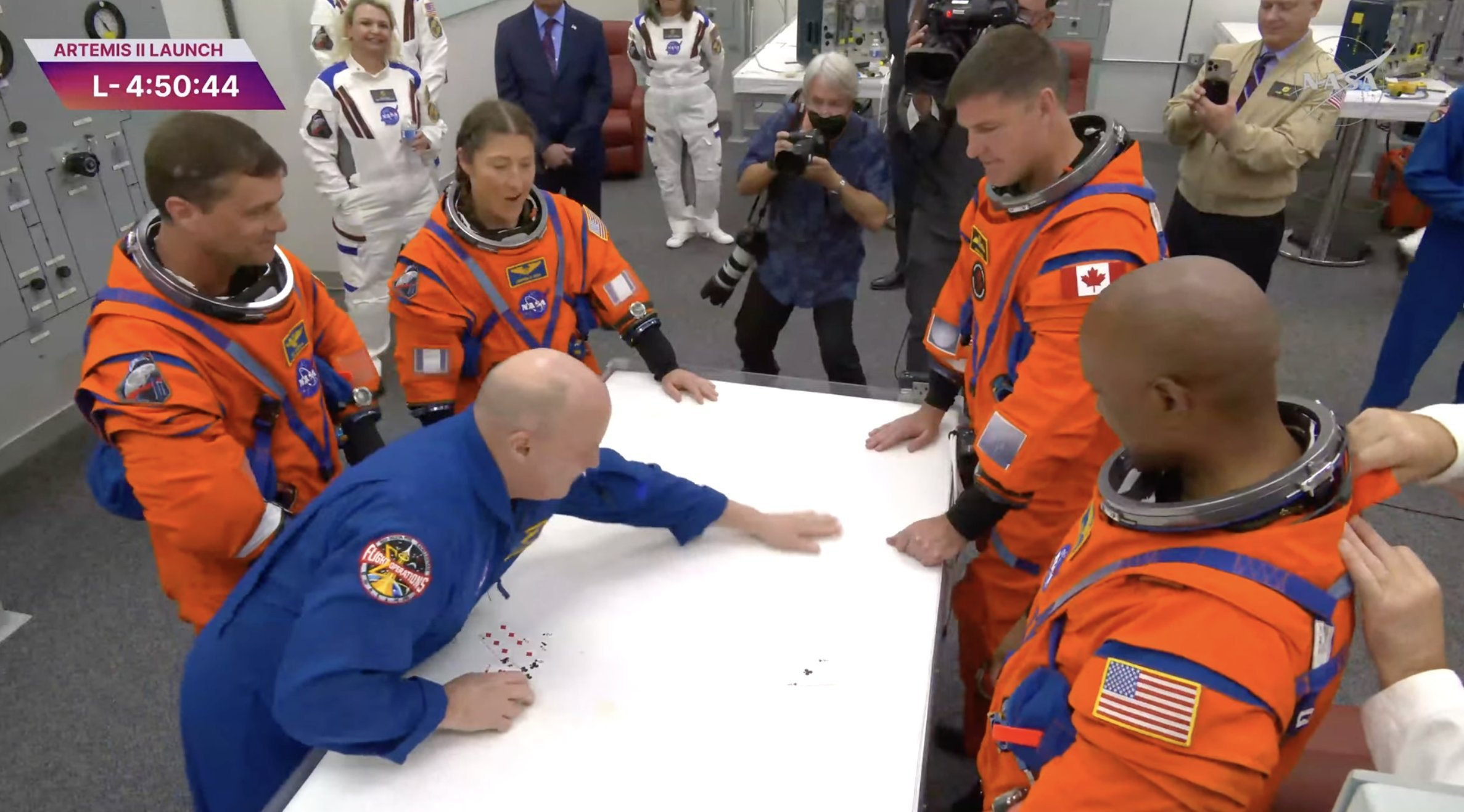 阿尔忒弥斯2号 阿尔忒弥斯2号载人掠月4名宇航员出征前，进行传统纸牌游戏。 