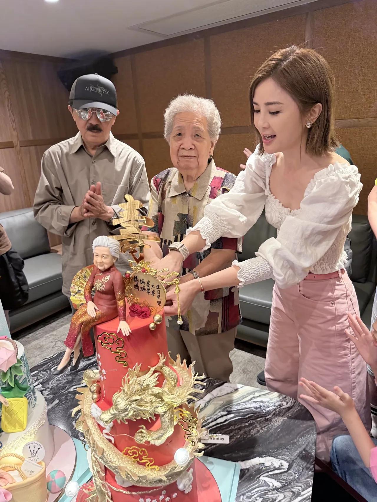 阿sa为奶奶过生日。