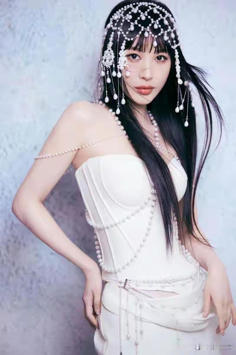 李菲儿这组珍珠写真真的直接把“水蜜桃身材天花板”焊死在身上了，浅灰色背景连多余装