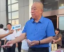 河南出了名的 "最爱发钱老板" 崔培军，平日里年终奖成捆现金往台上堆，暴雨天带薪