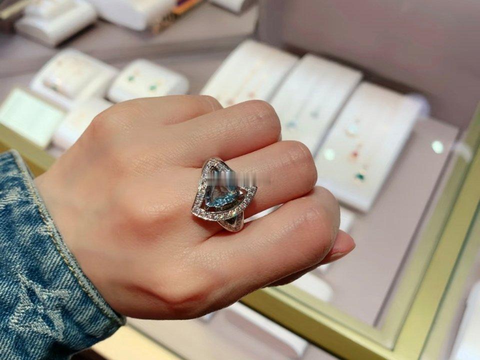 剧里有个珠宝蛮重要的 前前后后出现好几次了海蓝宝石戒指💍品牌方可以争夺一下广告