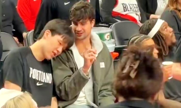 看看咱瀚森这社牛，把头直接靠球队老大肩上了

今天杨瀚森虽然没有出场打比赛，但是