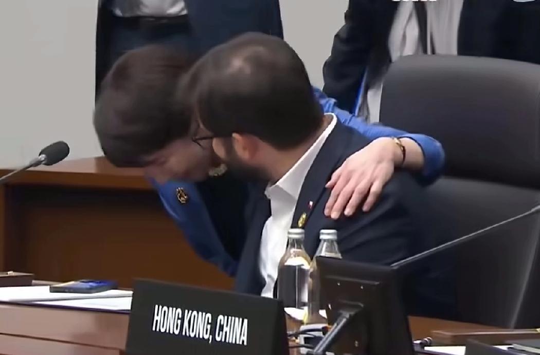 高市早苗给特总买了一顶绿帽子。稍早前，高市早苗在APEC会议上移动椅子、欲靠近印