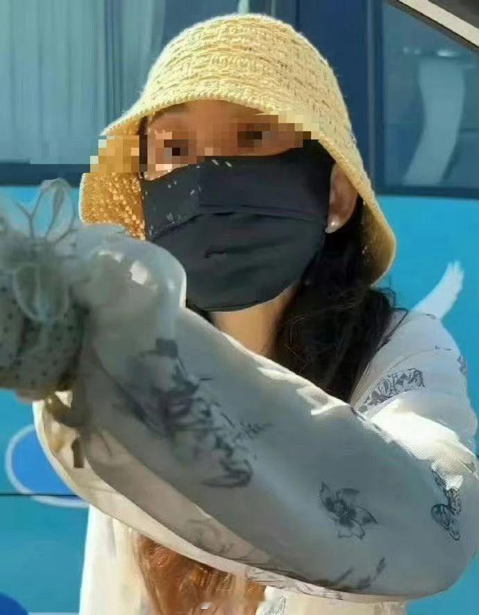 民警上门要求删视频的监控曝光 前有路虎女，今有奔驰姐[作揖]谁能当场获得对方的车