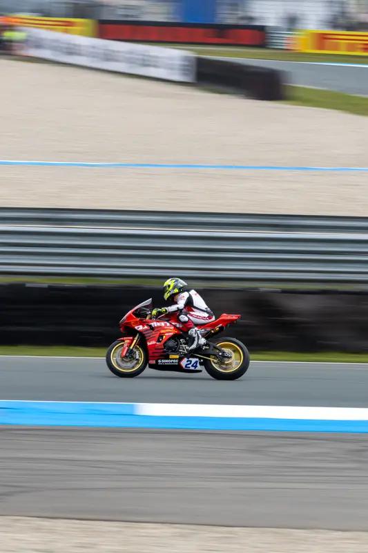 张雪在直播间吐槽：国内所有机车品牌都向自己的代理商下达了限制令，通知不准做张雪机