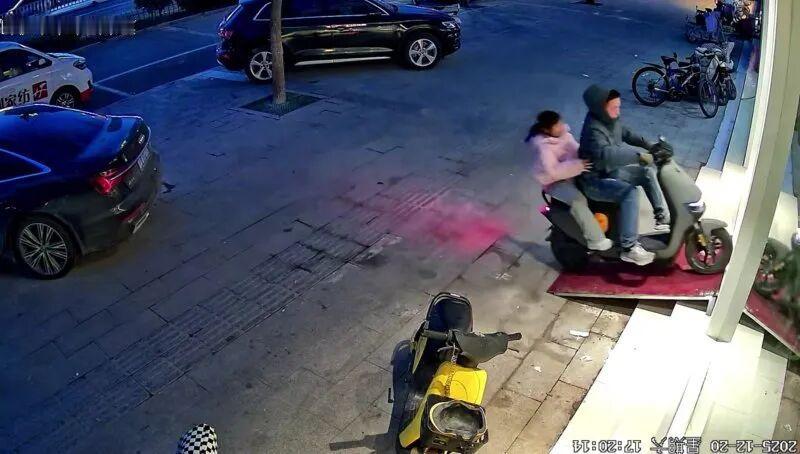 近日，山东聊城一家名为“岛屿herisland”的女装店凭借“允许顾客骑电动车进