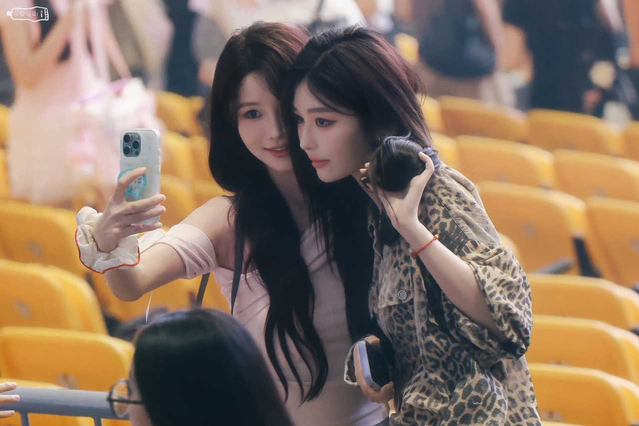 王奕 周诗雨一起去了aespa演唱会现场请交出自拍🤳[哇] ​​​