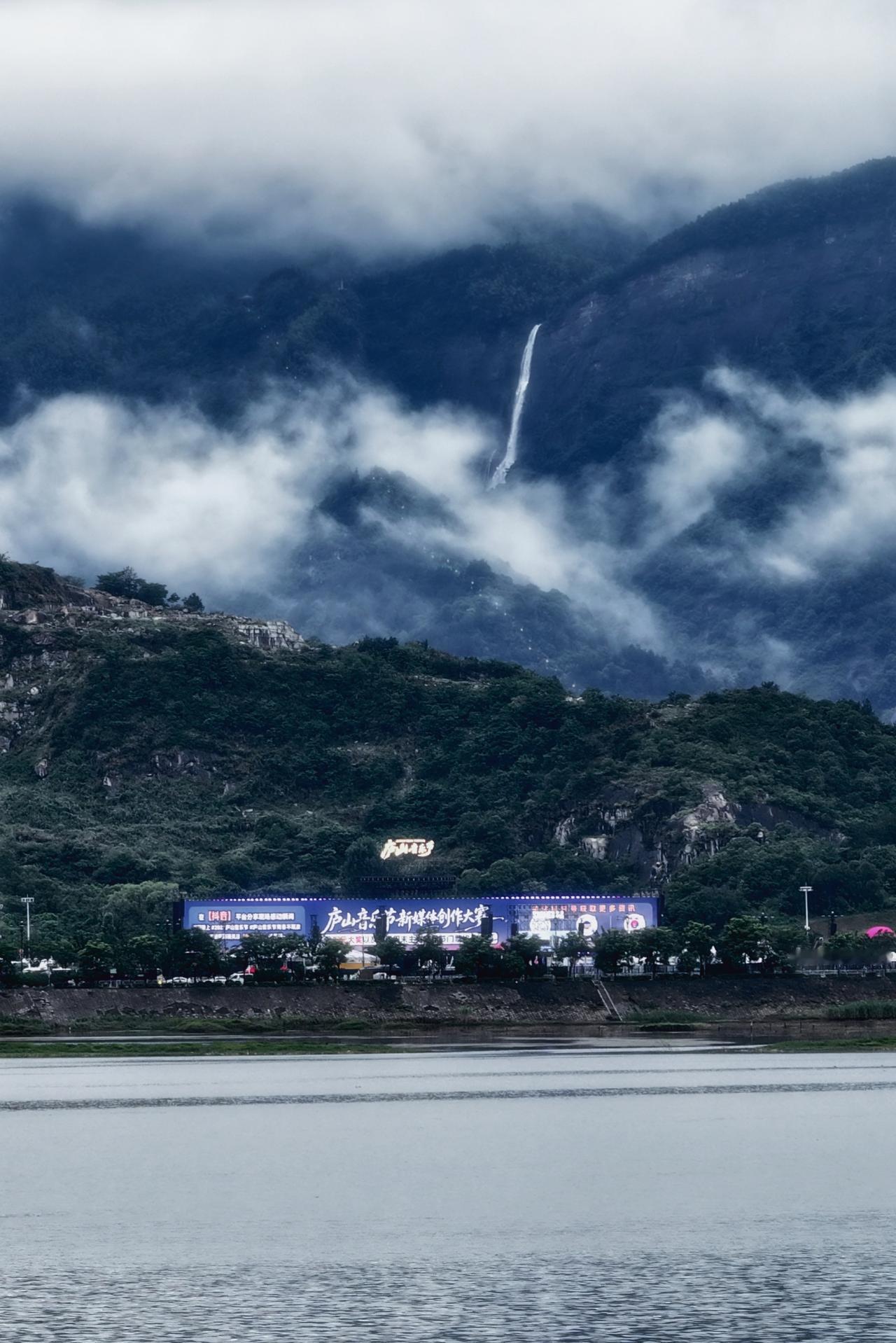 六月的雨。