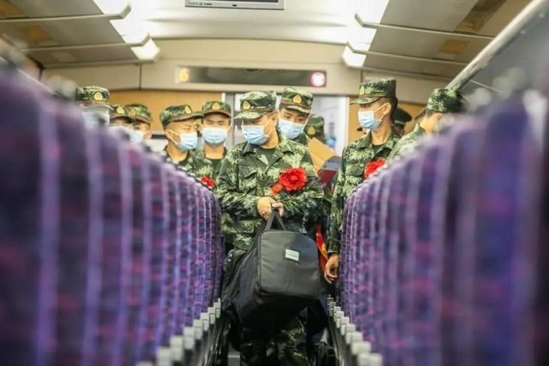 “拒服兵役后果自负！”广东一男子自愿报名参军，体检政审全过，结果刚去就嫌训练太苦