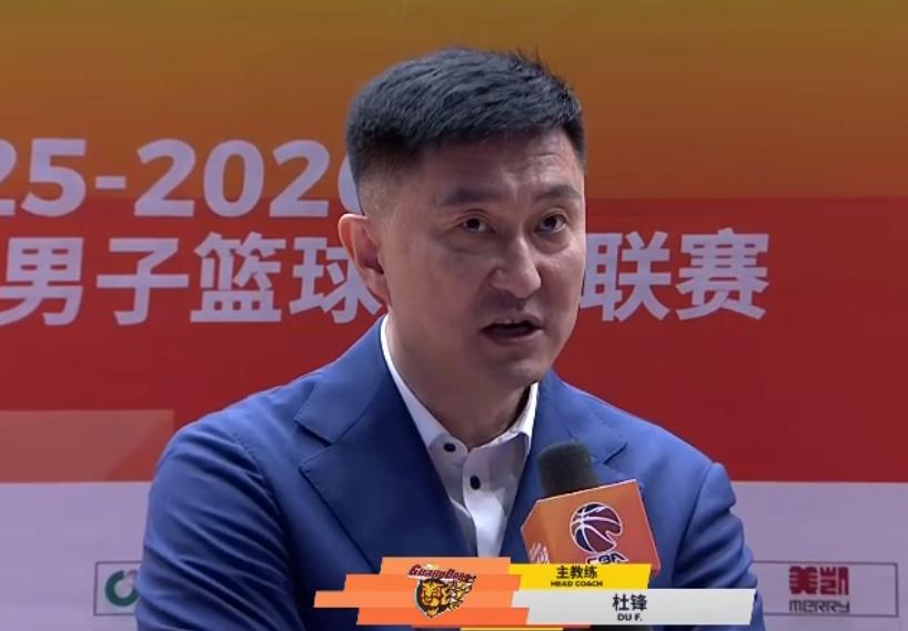 广东男篮客场大胜四川男篮的赛后采访，主教练杜锋说道：“队伍慢慢在向好的方向发展，