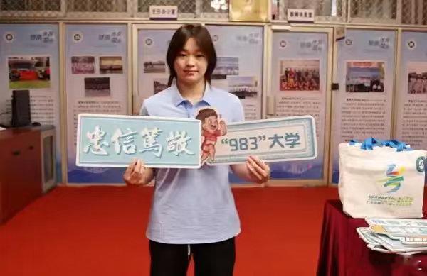 9月13日是暨南大学秋季学期迎新日，记者从该校获悉，中国国家跳水队运动员全红婵来