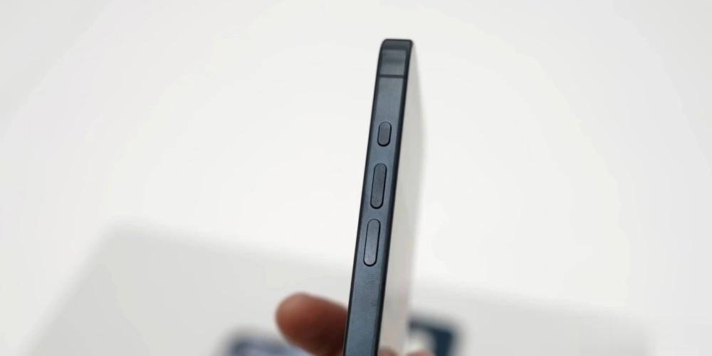 有网友发现苹果实体里用于展示的iPhone 15 Pro存在变色和沾指纹的问题。