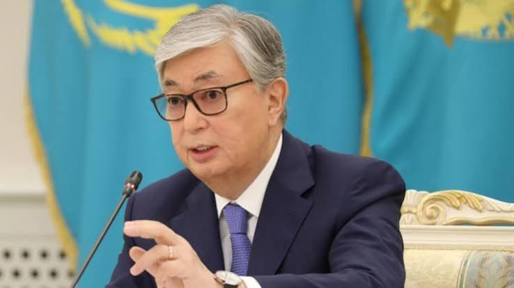 哈萨克斯坦总统托卡耶夫日前签署命令，解除国防部长科萨诺夫的职务，距事故仅过去三天