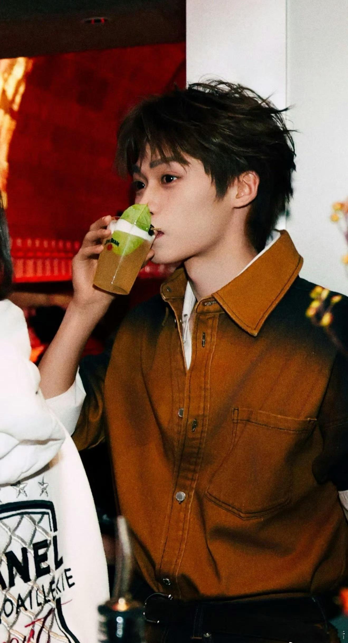 梓渝回应出席VOGUE年会 “不想上班，来VOGUE年会整了点音乐。 ”好可爱的