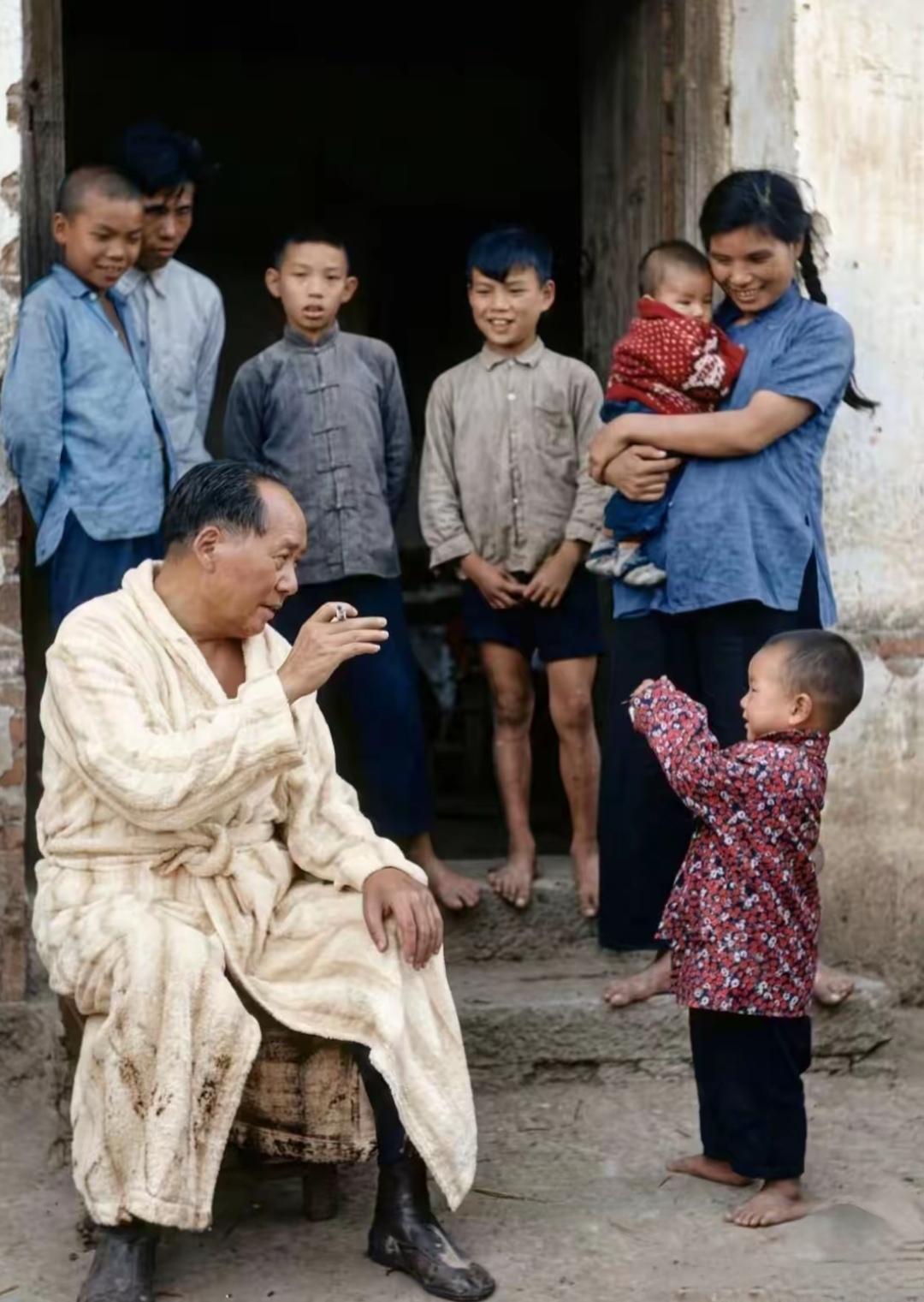 眼前一幕，足以诠释毛主席在人们百姓中的分量及地位。

亲民、和蔼可亲，待孩童都是