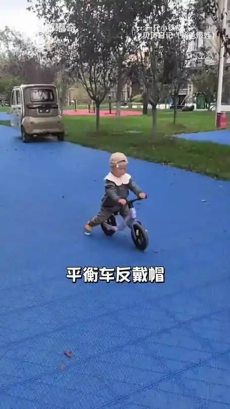 平衡车反戴帽，脾气不是一般胖，他都叫皮皮了，能是安静的小孩吗。
 
最近天气变冷