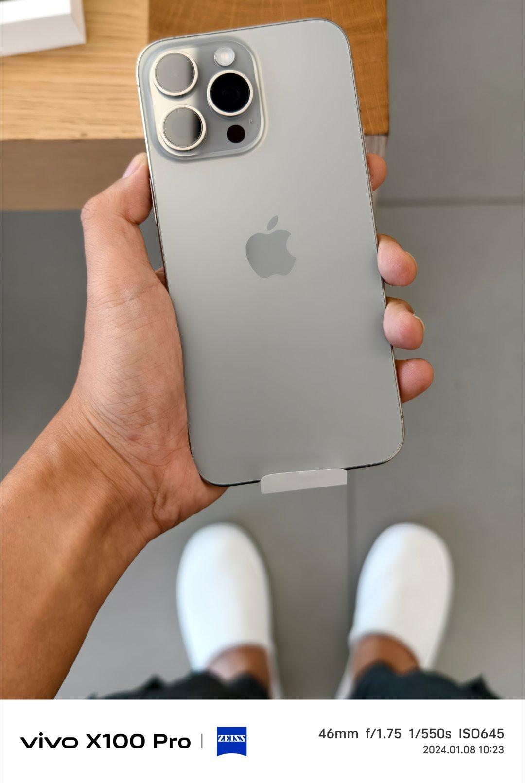 18岁，全款。刚刚穿着酒店拖鞋在直营店全款拿下了一部 iPhone 15 Pro