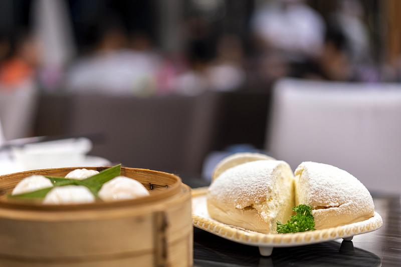 馒头和面包哪个更适合做早餐，吵了快十年都没个准话。
之前楼下李大妈刚从农村来城里