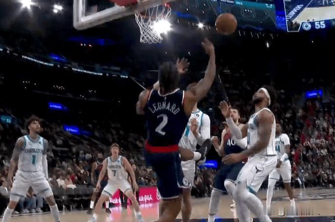 伦纳德负角度还能打进，连下十分带队领先，健康的机器人很强




伦纳德下半场比