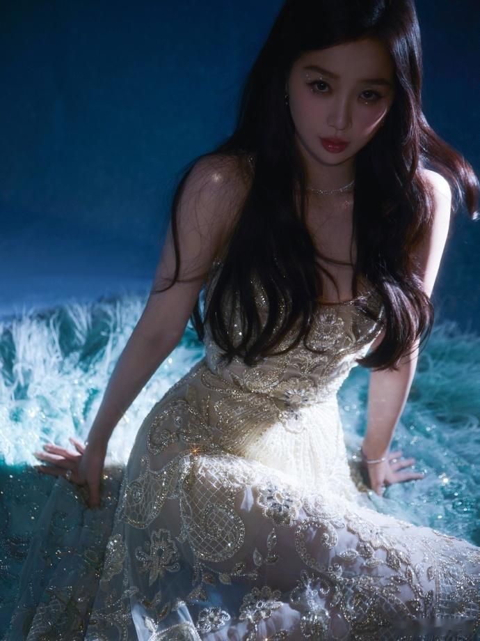 虞书欣蓝调珠光大片  虞书欣珠光相映编织绮丽幻境 虞书欣的蓝调珠光大片，蓝调的深